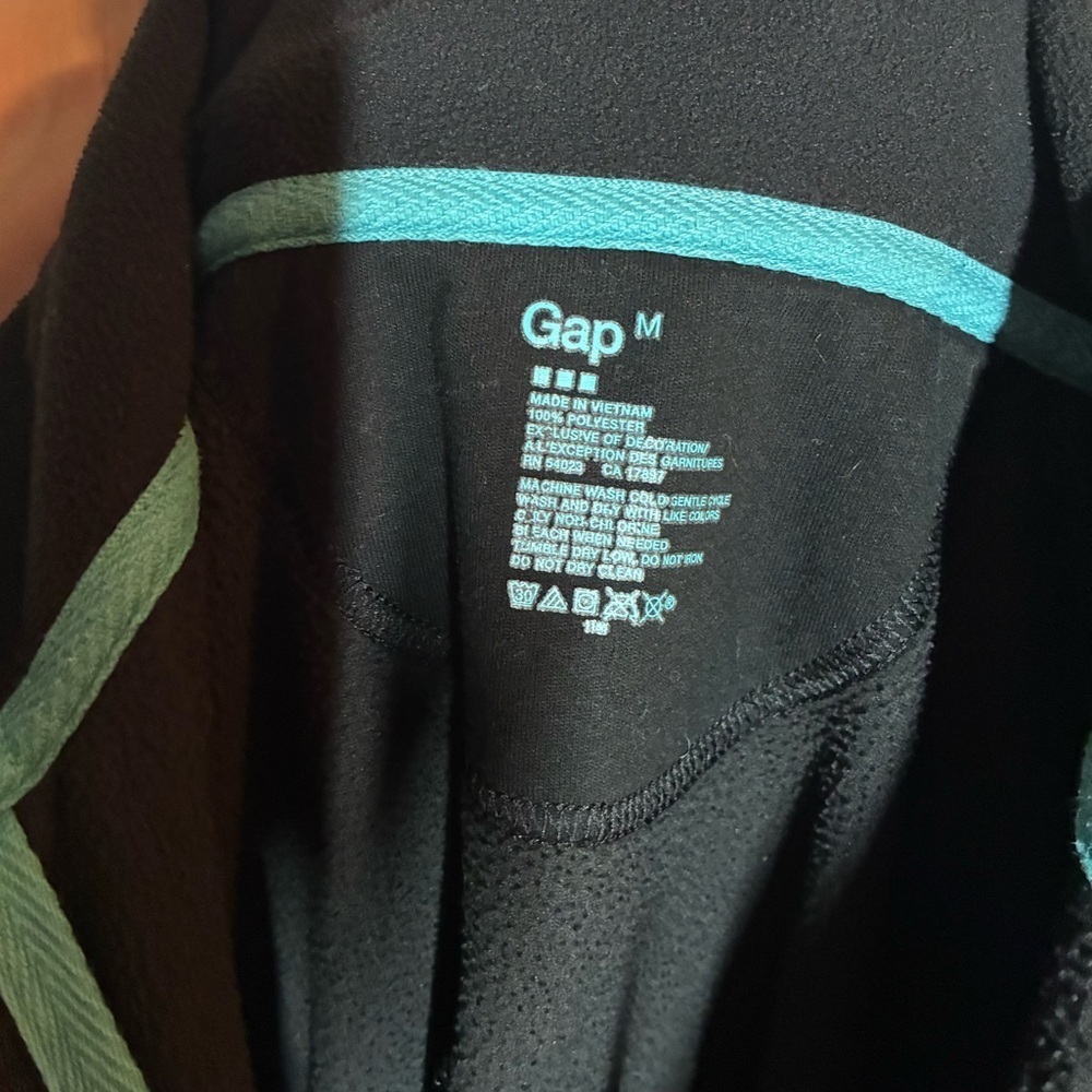 *Final Price* GAP Micro-Fleece Embroidered 1/4 Zip Pullover in Black Size Medium - Picture 4 of 4